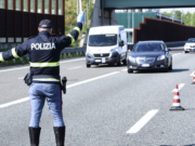 Travolge una ciclista e fugge: pirata scoperto da uno specchietto