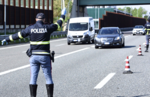 Travolge una ciclista e fugge: pirata scoperto da uno specchietto