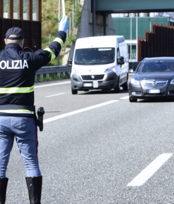 Travolge una ciclista e fugge: pirata scoperto da uno specchietto