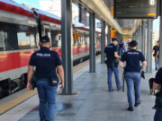 Truffavano i turisti sui treni con la tecnica della ‘monetina’: arrestati