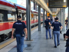 Truffavano i turisti sui treni con la tecnica della ‘monetina’: arrestati