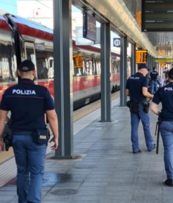 Truffavano i turisti sui treni con la tecnica della ‘monetina’: arrestati