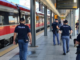 Truffavano i turisti sui treni con la tecnica della ‘monetina’: arrestati
