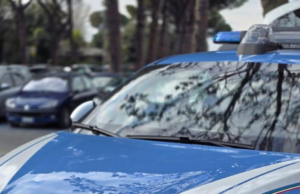 Prima il furto, poi nasconde il coltello a serramanico per fuggire