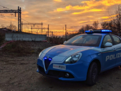 Scaglia pietre contro treni e auto, poi assale i poliziotti