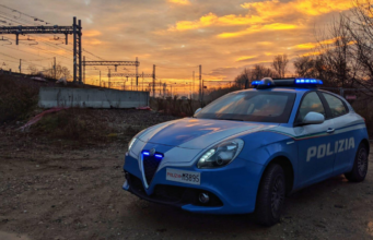 Scaglia pietre contro treni e auto, poi assale i poliziotti