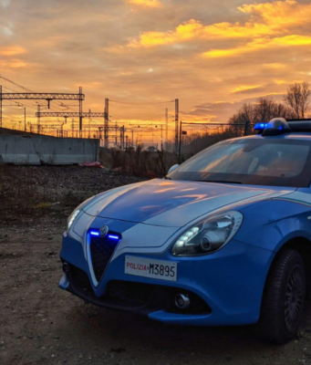 Scaglia pietre contro treni e auto, poi assale i poliziotti