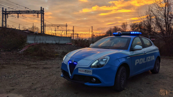 Scaglia pietre contro treni e auto, poi assale i poliziotti