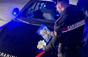 Scoperto a spacciare, scalcia contro i carabinieri e tenta la fuga