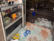 Sfondano la vetrata del bar e rubano 10mila euro