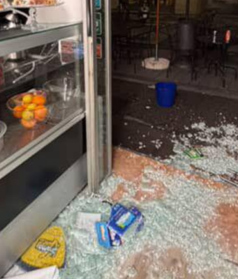 Sfondano la vetrata del bar e rubano 10mila euro