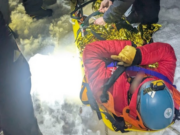 Solo e ferito sulla neve: scialpinista bresciano salvato nella notte