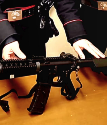 Spara contro il municipio e il tricolore: denunciato per vilipendio