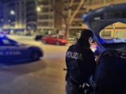 Sparo vicino alla testa e coltello al collo per rapinare un giovane