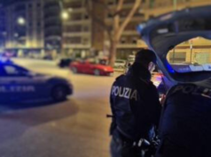 Sparo vicino alla testa e coltello al collo per rapinare un giovane