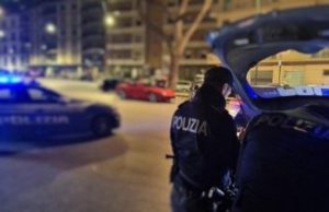 Sparo vicino alla testa e coltello al collo per rapinare un giovane