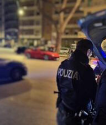 Sparo vicino alla testa e coltello al collo per rapinare un giovane