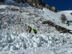 Tonale, valanga sfiora una pista: elicottero e soccorritori in azione