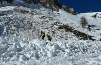 Tonale, valanga sfiora una pista: elicottero e soccorritori in azione