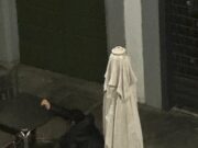 Espleta bisogni in strada, come i cani. Succede alla Pallata