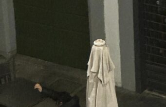 Espleta bisogni in strada, come i cani. Succede alla Pallata