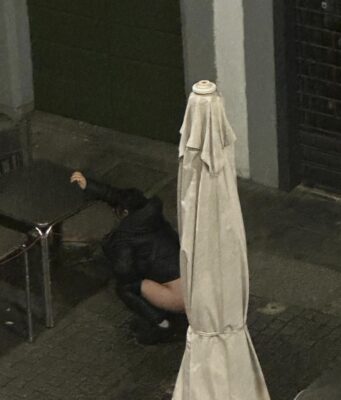 Espleta bisogni in strada, come i cani. Succede alla Pallata