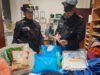 A volto coperto, ruba del cibo dalle celle frigorifere e tenta la fuga