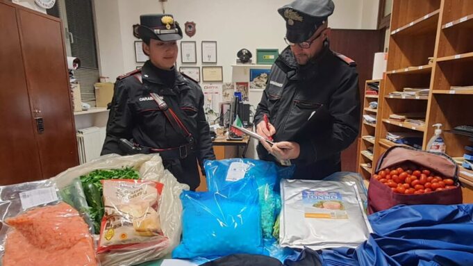 A volto coperto, ruba del cibo dalle celle frigorifere e tenta la fuga