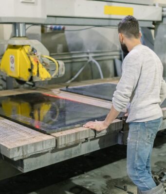 Brescia, mai così tanti occupati: 563 mila lavoratori. Record storico