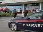 Ruba whisky e aggredisce la vigilanza: arrestato 32enne