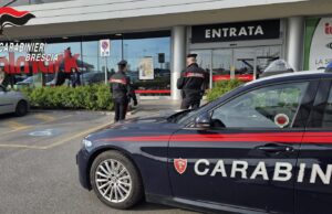 Ruba whisky e aggredisce la vigilanza: arrestato 32enne