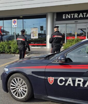 Ruba whisky e aggredisce la vigilanza: arrestato 32enne