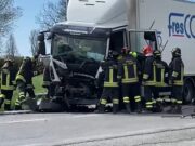 Camion coinvolto in un incidente: due uomini feriti e traffico in tilt