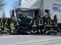 Camion coinvolto in un incidente: due uomini feriti e traffico in tilt