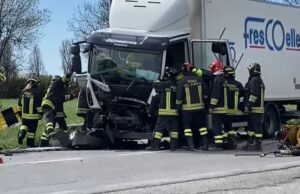 Camion coinvolto in un incidente: due uomini feriti e traffico in tilt