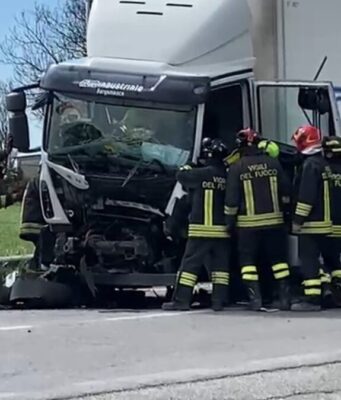 Camion coinvolto in un incidente: due uomini feriti e traffico in tilt
