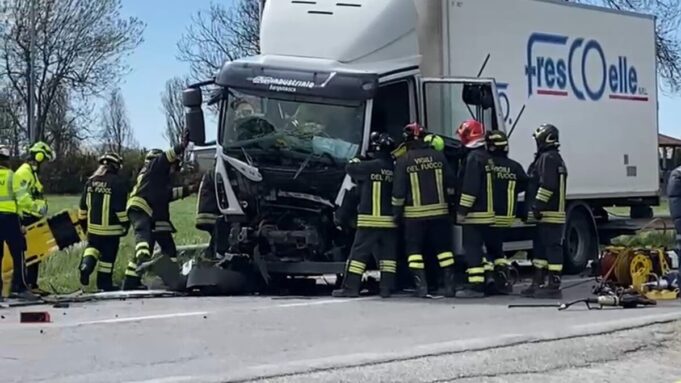 Camion coinvolto in un incidente due uomini feriti e traffico in tilt
