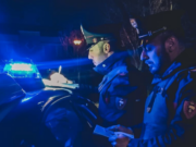 Sorpreso in casa con il volto coperto, tenta la fuga dal balcone