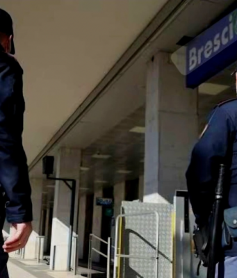 Viaggia senza biglietto. Viene scoperto e aggredisce il capotreno