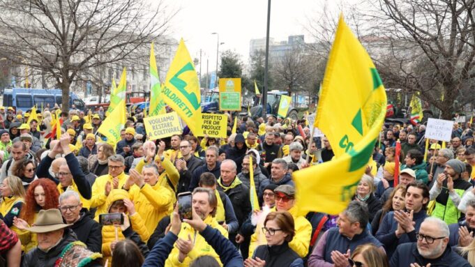 Coldiretti protesta sotto il Pirellone allarme per il cibo italiano