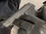 Minaccia i passanti con una pistola, fermato dopo un inseguimento