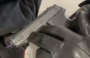 Minaccia i passanti con una pistola, fermato dopo un inseguimento