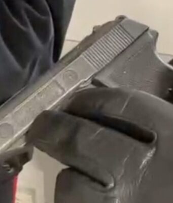 Minaccia i passanti con una pistola, fermato dopo un inseguimento
