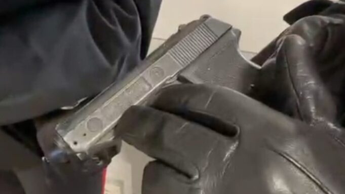 Ha minacciato più persone tra Flero e Castel Mella utilizzando una pistola, poi è stato fermato dai Carabinieri al termine di un breve inseguimento. È accaduto nella mattinata, quando un 50enne italiano è stato arrestato con diverse accuse, tra cui resistenza e minaccia aggravata. Secondo quanto ricostruito dai militari del Nucleo Operativo e Radiomobile della Compagnia di Brescia, l’uomo, in evidente stato di alterazione, ha messo in atto tre distinti episodi nell’arco di circa un’ora, utilizzando un’arma risultata poi essere una pistola scacciacani. LE MINACCE Il primo episodio si è verificato a Flero, dove il 50enne ha minacciato un uomo di 34 anni di origine indiana, che si è rifugiato all’interno di un tempio Sikh. Poco dopo, sempre nella stessa zona, ha puntato l’arma contro una donna alla guida della propria auto. Successivamente, a Castel Mella, è entrato in un bar dove ha brandeggiato la pistola davanti alla barista. L'INSEGUIMENTO Dopo l’ultima segnalazione al numero unico di emergenza 112, sul posto sono intervenute più pattuglie dei Carabinieri, supportate anche dalla Polizia Locale di Flero. Raccolte le indicazioni sulla direzione di fuga, sono state avviate le ricerche. L’uomo è stato individuato poco dopo al confine tra Flero e Castel Mella. Ne è nato un breve inseguimento, concluso con il blocco da parte dei militari della Sezione Radiomobile. Durante la perquisizione è stata recuperata la pistola scacciacani utilizzata nei precedenti episodi. Il 50enne è apparso fin da subito in evidente stato di alterazione. Sottoposto ai controlli, è risultato positivo ai precursori per alcool e sostanze stupefacenti e ha rifiutato ulteriori accertamenti. L'ARRESTO Per lui sono scattate le manette con le accuse di resistenza, minaccia aggravata e continuata, porto di oggetti atti ad offendere e guida sotto l’effetto di alcool e droga. Attualmente si trova nelle camere di sicurezza, in attesa del rito direttissimo.