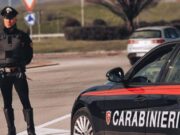 Beccato a forzare auto, fugge: preso con coltello e spray urticante
