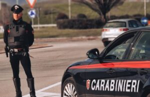 Beccato a forzare auto, fugge: preso con coltello e spray urticante
