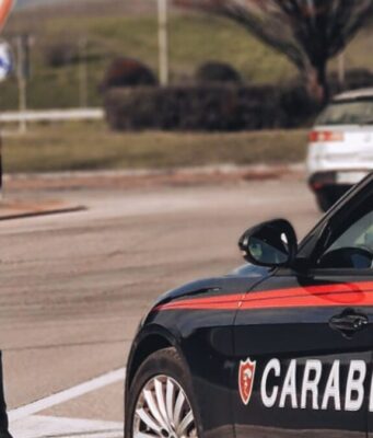 Beccato a forzare auto, fugge: preso con coltello e spray urticante