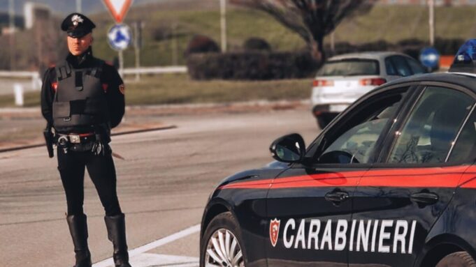 Beccato a forzare auto, fugge: preso con coltello e spray urticante
