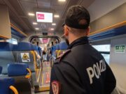 Rubano sul treno e poi si scagliano contro i poliziotti della Polfer