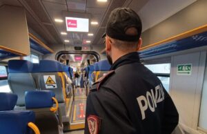 Rubano sul treno e poi si scagliano contro i poliziotti della Polfer